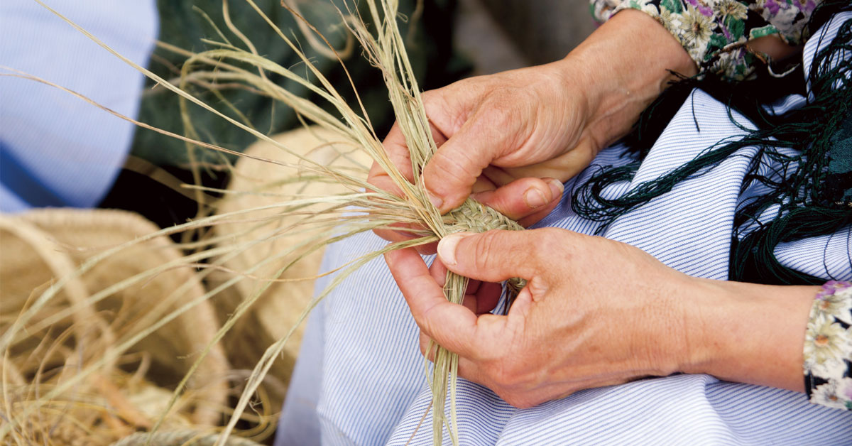 mujer haciendo esparto ibiza