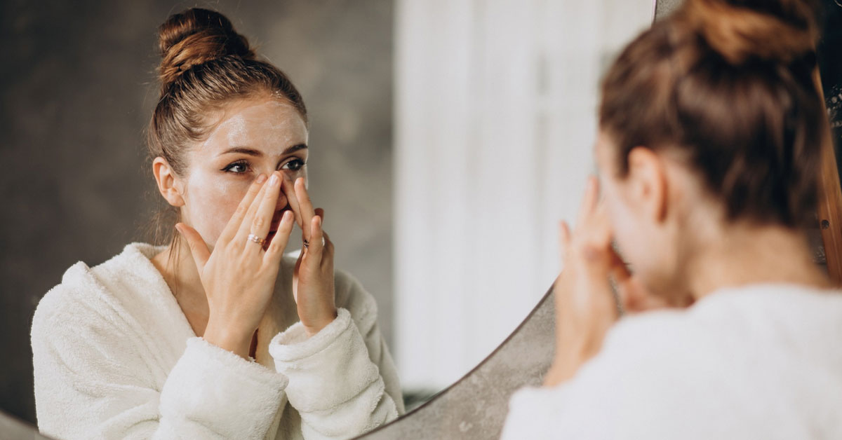 mujer haciendose el skincare en casa