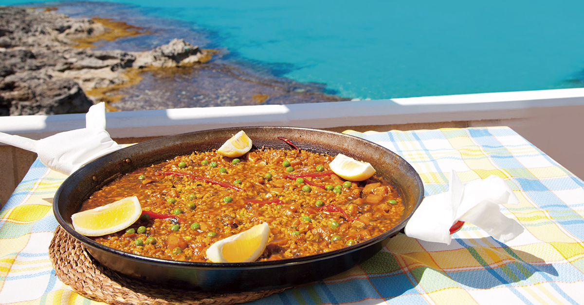 paella ibicenca con mar de fondo