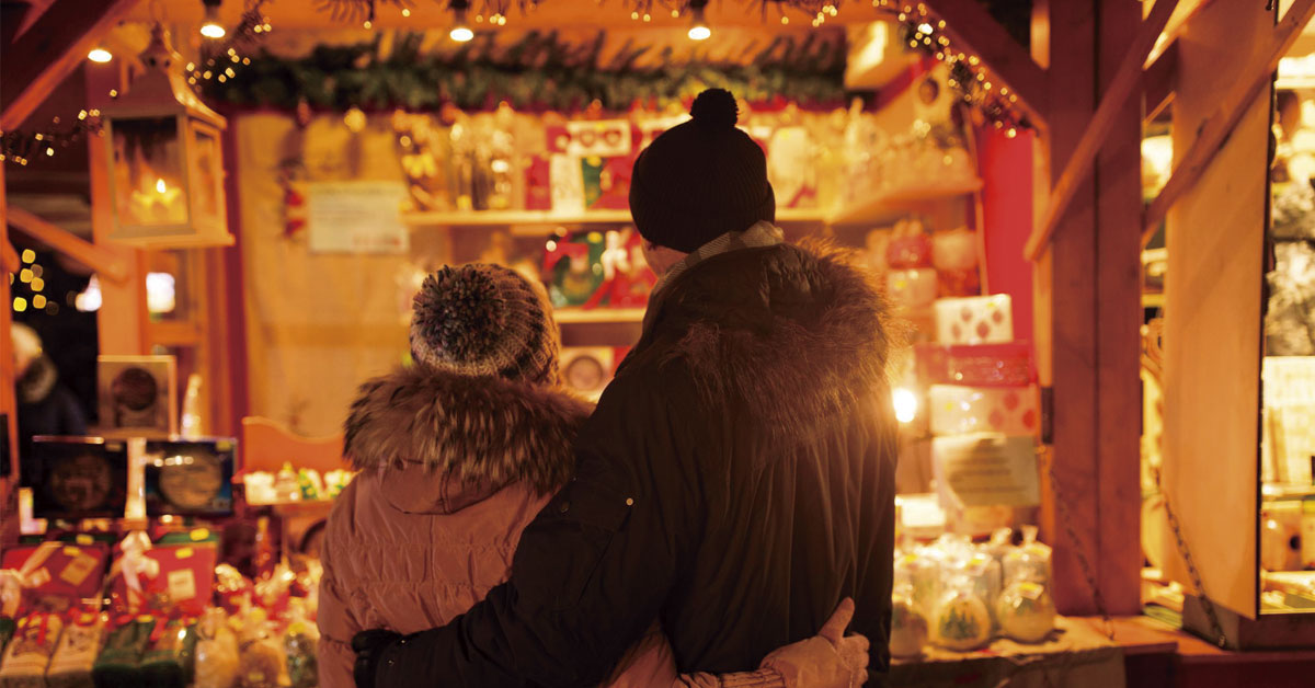 pareja mirando mercado navidad