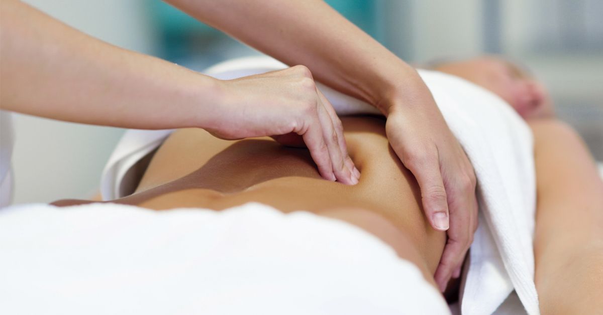 Mujer recibiendo masaje en el abdomen